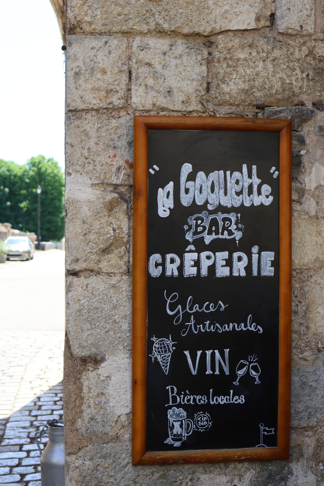 L'ardoise peinte à la main de La Goguette sous la Porte d'Avallon