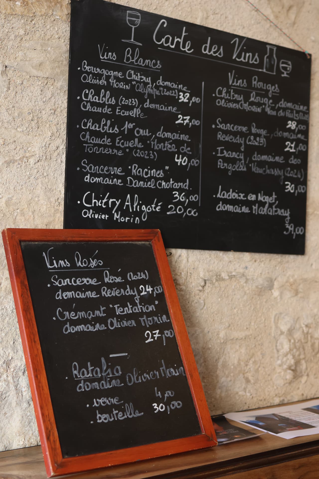 La carte des vins écrite à la craie sur ardoise
