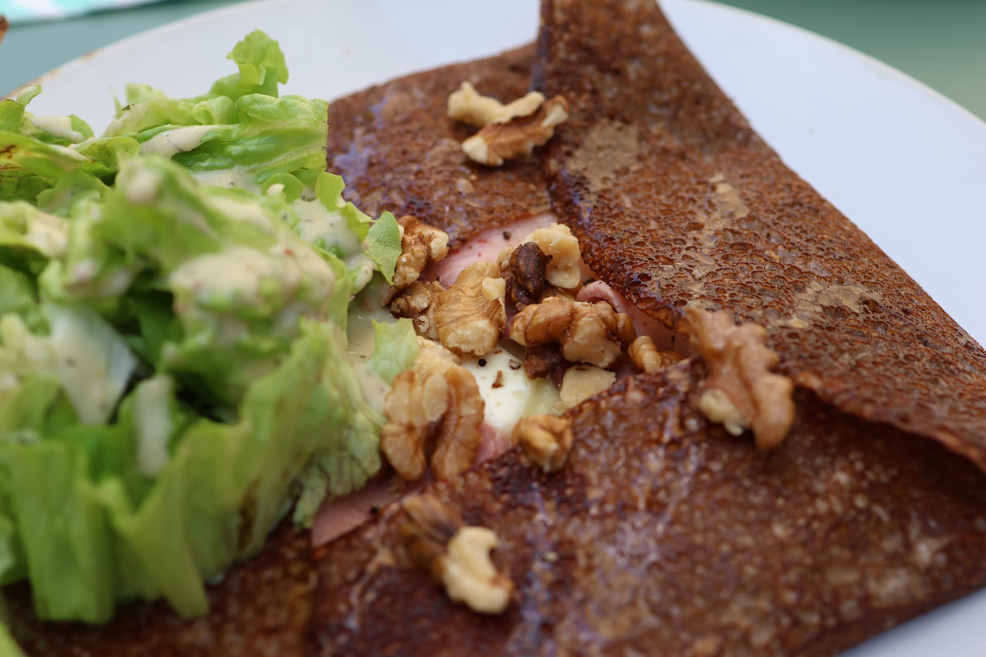 Galette au fromage, jambon et noix accompagnée de salade