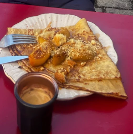Crêpe sucrée aux abricots rôtis et éclats de noisettes, en terrasse