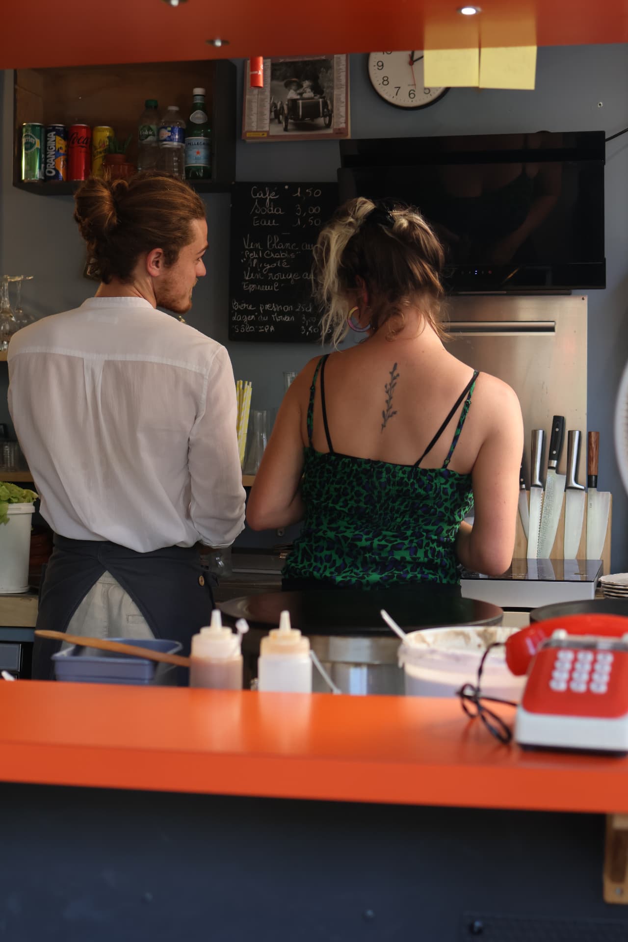 L'équipe de La Goguette en plein service devant les billigs