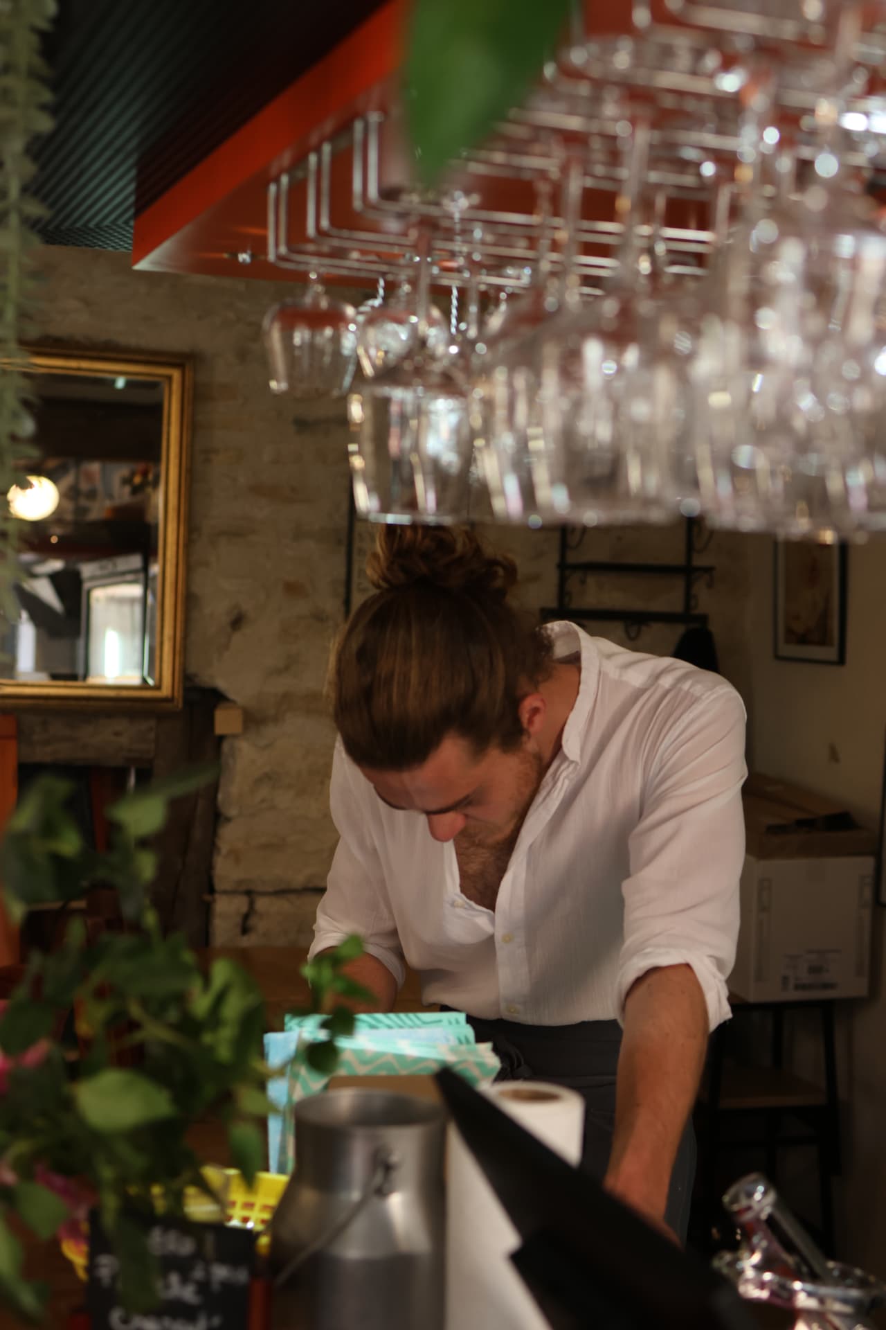 Au comptoir de La Goguette, entre verres suspendus et pierres apparentes