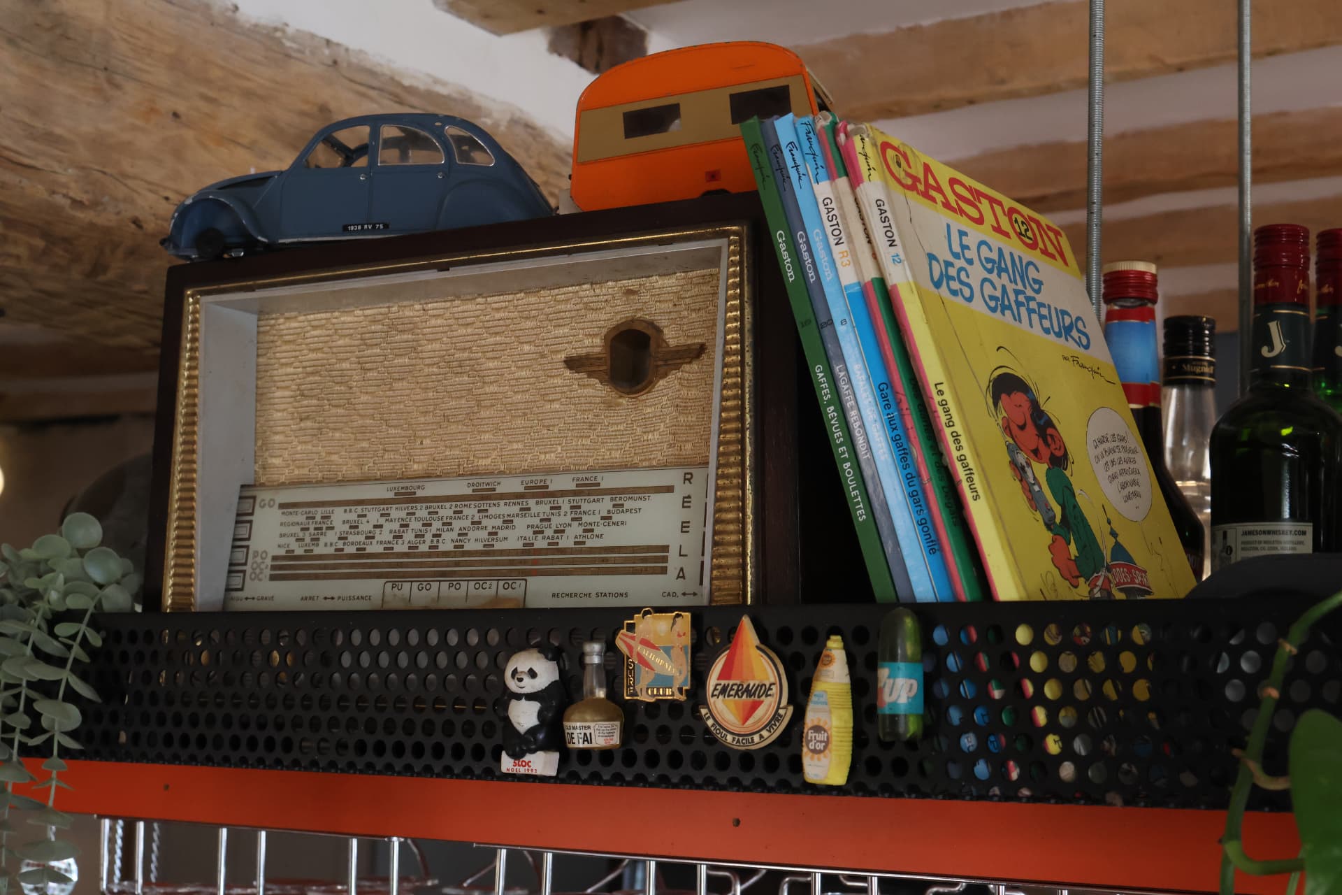 Étagère vintage : poste de radio, 2CV miniature et albums de Gaston