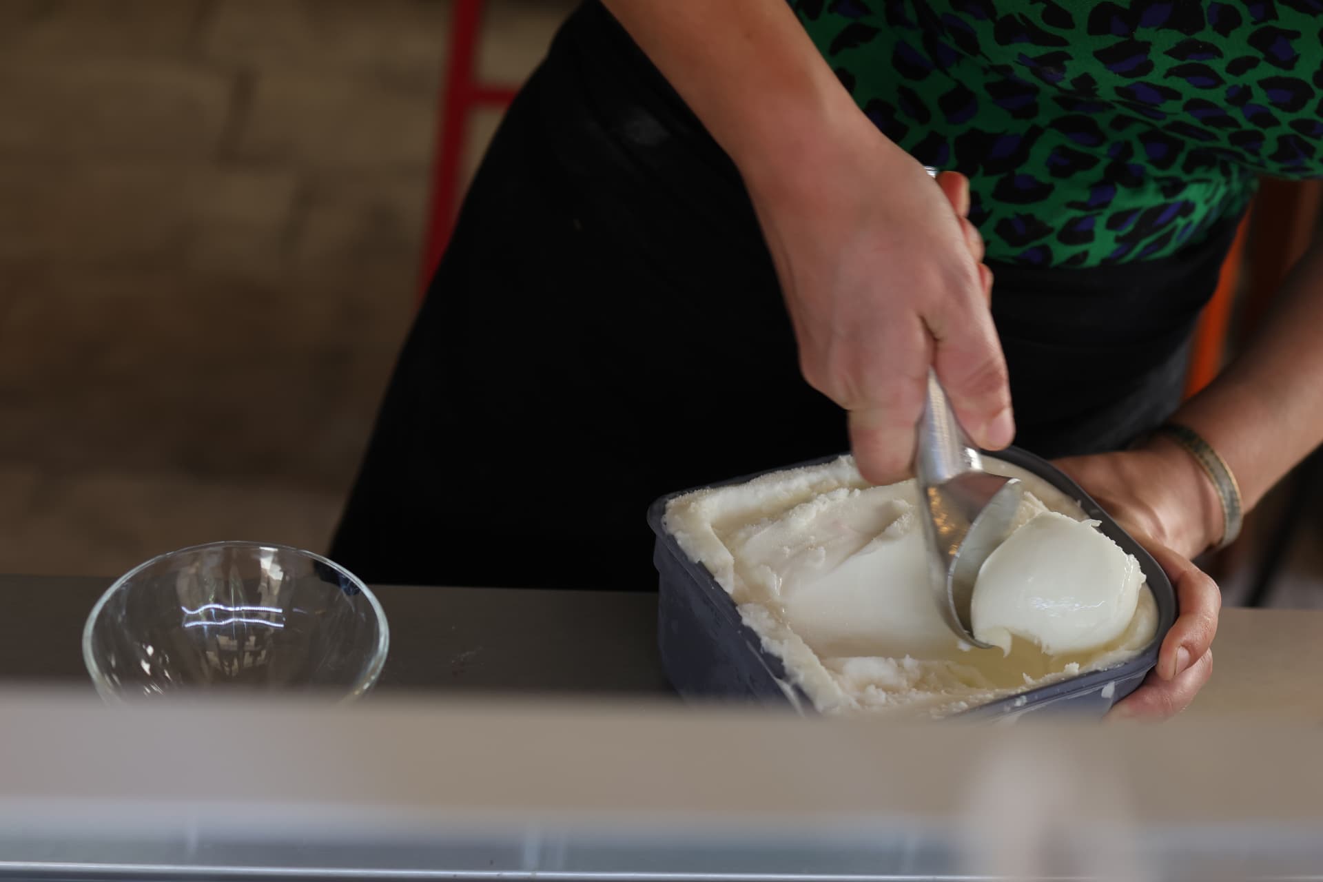 Boule de glace artisanale servie à la Goguette